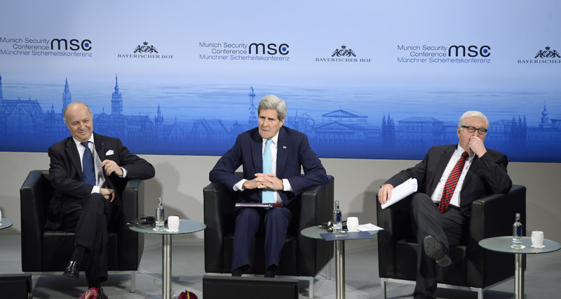 Der französische Außenminister Laurent Fabius, US-Außenminister John Kerry und der deutsche Außenminister Frank-Walter Steinmeier auf der Münchner Sicherheitskonferenz (8.2.)