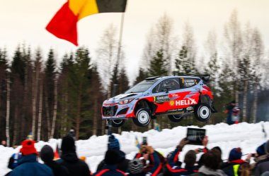 Thierry Neuville/Nicolas Gilsoul (Hyundai i20 WRC) fahren bei der Rallye Schweden auf Rang zwei