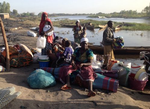 Nigerianische Familie auf der Flucht, nachdem die Islamistengruppe Boko Haram ihr Heimatdorf Nougboua attackiert hat (13.2.)