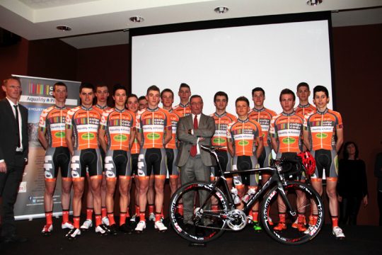 Martin Palm (ganz links) bei der Mannschaftsvorstellung in Marche-en-Famenne