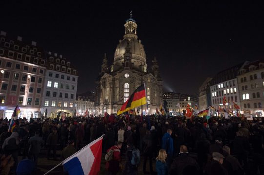 Pegida-Unterstützer vor der Frauenkirche in Dresden