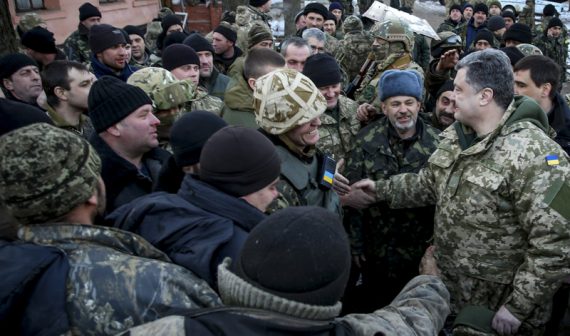 Petro Poroschenko (r.) besucht die Debalzewo-Veteranen