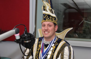 Prinz Dominique I. von Schönberg mit seinen Pagen Sophie und Steffi beim BRF