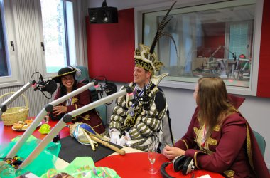 Prinz Dominique I. von Schönberg mit seinen Pagen Sophie und Steffi beim BRF