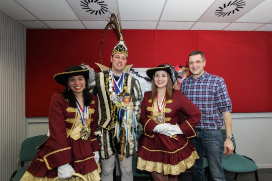 Prinz Dominique I. von Schönberg mit seinen Pagen Sophie und Steffi beim BRF