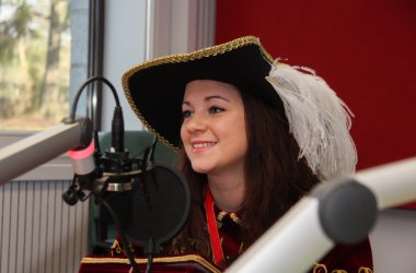 Prinz Alexander I. von St. Vith mit seinen Pagen Saskia und Ingrid beim BRF