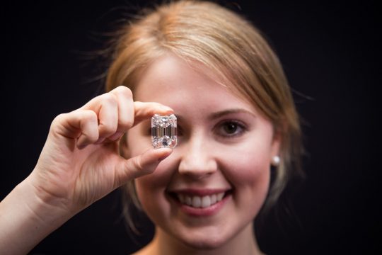Angestellte vom Auktionshaus Sotheby's mit dem "perfekten" Riesendiamant