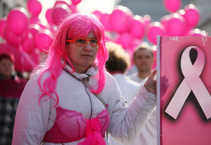 Die rosa Schleife steht für den Kampf gegen Brustkrebs (Illustrationsbild)