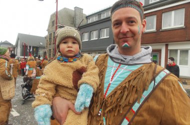 Rosenmontagszug in Büllingen 2015