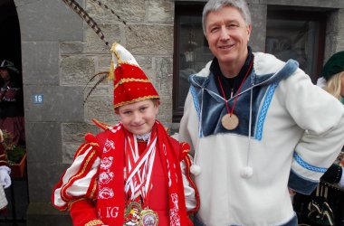 Rosenmontagszug in Büllingen 2015 - Kinderprinz Luca I. von Büllingen mit Bürgermeister Friedhelm Wirtz