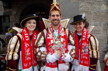 Rosenmontagszug in Büllingen 2015 - Prinz Jeremy I. von Büllingen mit seinen Pagen Sarah und Sidney