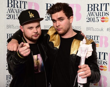 Ben Thatcher (l.) und Mike Kerr von Royal Blood mit ihrem Brit-Award