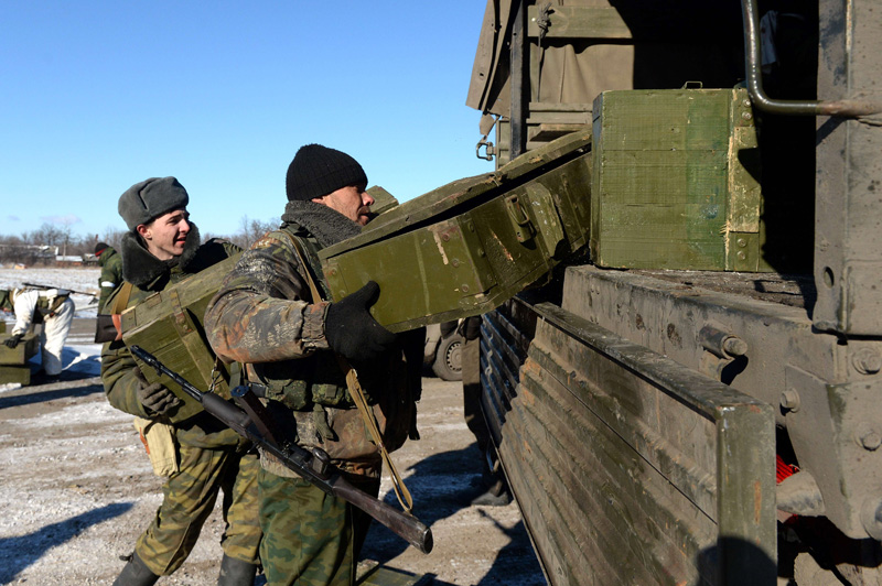 In der Nähe von Debalzewo: Pro-russische Separatisten verladen Kisten mit Munition