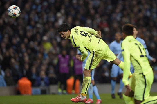 Luis Suarez (l.) bringt Barcelona auf Weg ins Viertelfinale