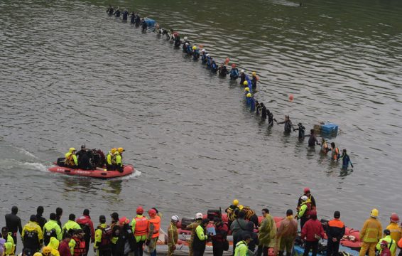 Nach dem Flugzeugabsturz in Taiwan geht die Suche nach den Opfern weiter (Bild: 6. Februar)