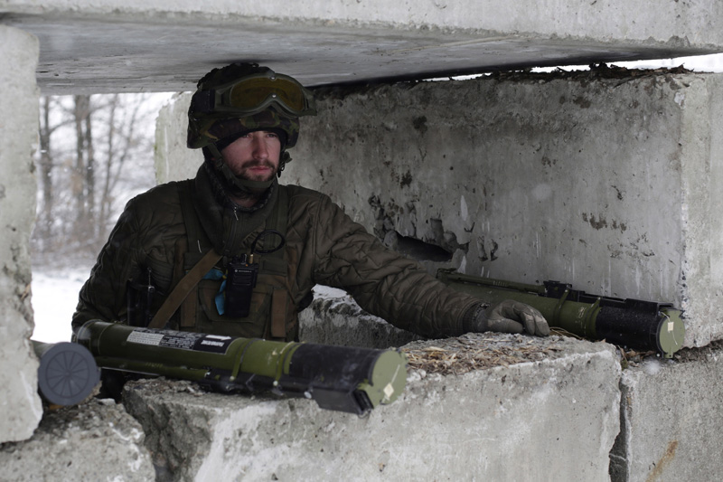 Soldat an einem Checkpoint in der Nähe von Svitlodarsk bei Donezk