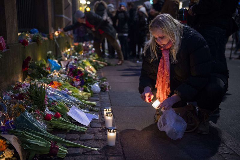 Blumen und Kerzen für die Opfer der Anschläge in Dänemark (Bild: vor der Synagoge von Kopenhagen, 15. Februar)