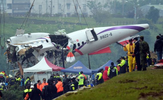 Flugzeugabsturz: Bergung des Wracks in Taipeh