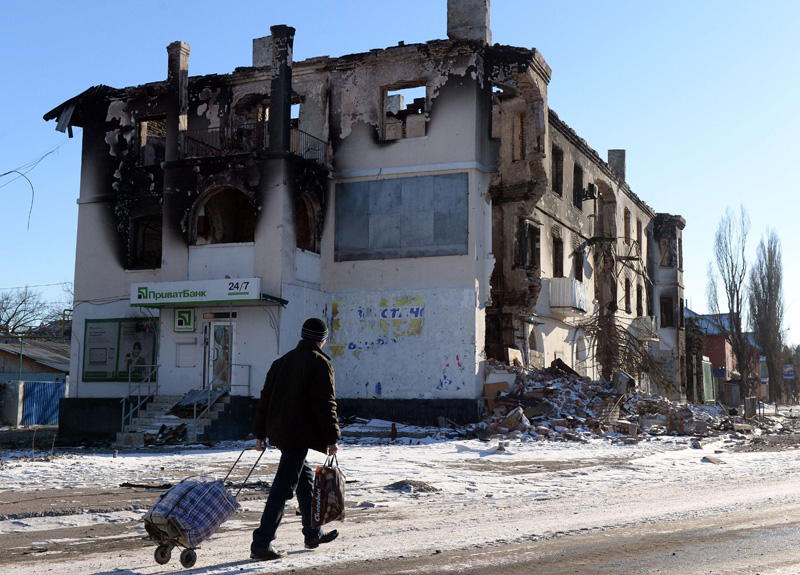 Zerstörtes Gebäude in Uglegorsk südlich von Debaltsewo