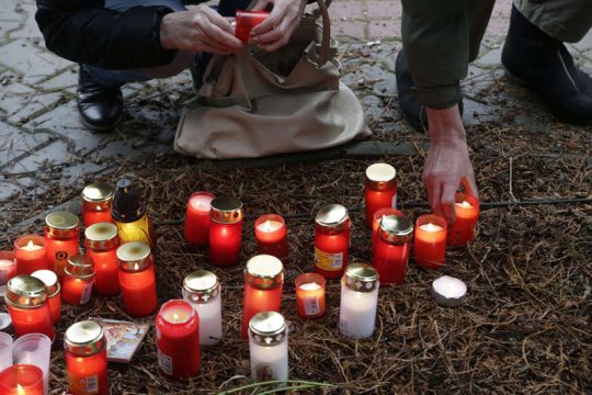 Einwohner der tschechischen Stadt Uhersky Brod zünden Kerzen für die Opfer des Amoklaufs an