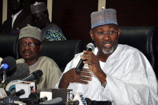 Attahiru Jega (rechts), Leiter der Wahlkommission, teilte am Samstagabend in Abuja mit, dass die nigerianischen Bürger am 28. März abstimmen sollen