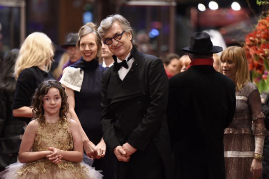 Wim Wenders und Schauspielerin Lilah Fitzgerald auf dem roten Teppich der Berlinale (10.2.)