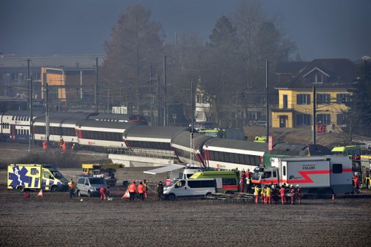 Zusammenprall eines Schnellzugs mit einer S-Bahn in der Nähe von Zürich - Rettungskräfte vor Ort