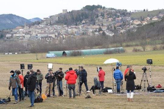Journalisten in der Nähe der Absturzstelle in Seyne