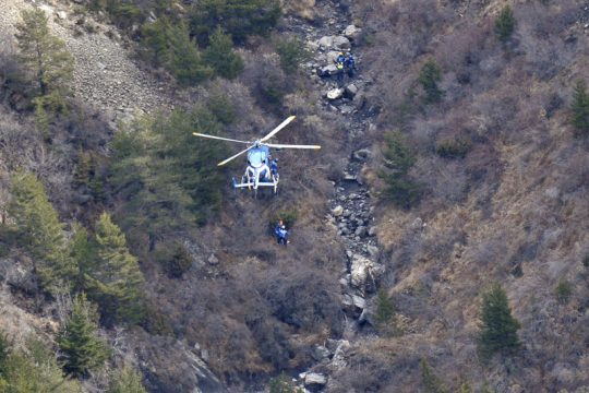 Hubschrauber und Rettungskräfte über dem Absturzgebiet der Germanwings-Maschine in den französischen Alpen