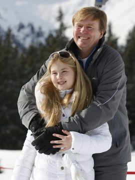 Kronprinzessin Amalia und König Willem-Alexander beim Skifahren in Lech am Arlberg (Februar 2015)
