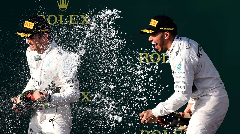 Formel-1-Auftakt in Australien: Lewis Hamilton (r.) gewinnt vor Nico Rosberg