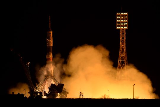 Sojus-Kapsel mit Scott Kelly, Michail Kornijenkovom und Gennadi Padalka kurz vor dem Abheben vom Weltraumbahnhof Baikonur