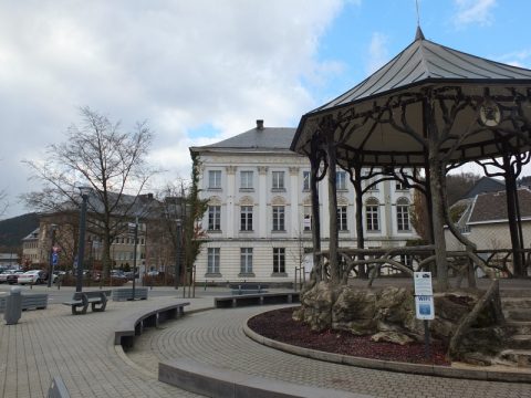 Malmedy: Hausärzte bieten Anlaufstelle im Cavens-Haus - Gesamtansicht mit Krankenhaus im Hintergrund und Römerplatz im Vordergrund