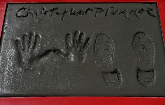 Hand- und Schuhabdrücke von Schauspieler Christopher Plummer im Hollywood-Zement