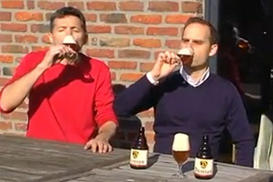 Elmar Schlabertz und Colin Kraft verkosten das neue Spezialbier "Damian"