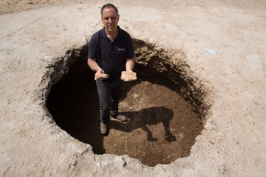Ausgrabungsleiter Diego Barkan mit etwa 5000 Jahre alten Fragmenten von Tongefäßen