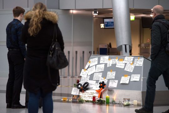 Menschen im Düsseldorfer Flughafen vor einer Gedenktafel für die Germanwings-Opfer