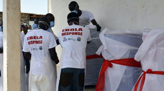 Arbeiter in einem Krematorium in Monrovia (7.3.)