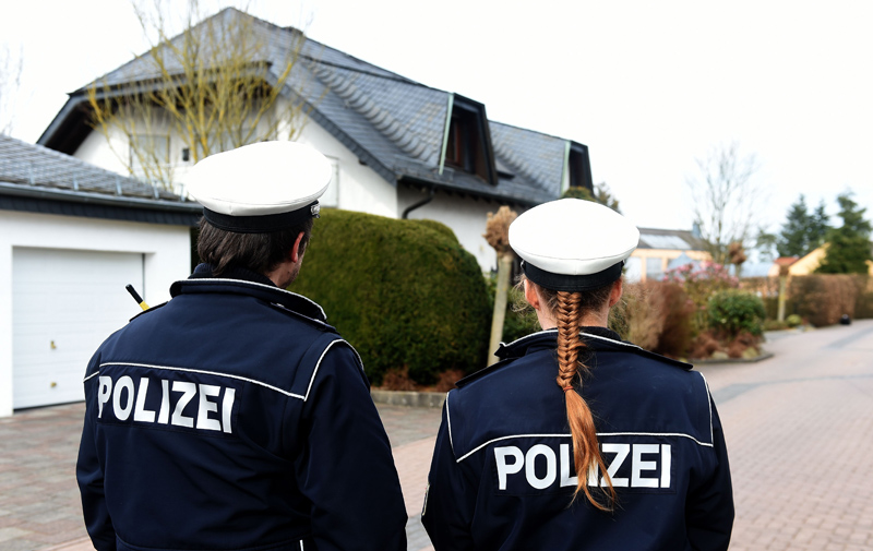 Polizisten vor dem Elternhaus von Andreas Lubitz in Montabaur (26.3.)