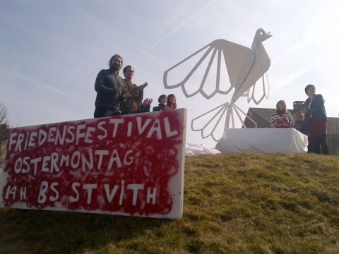 Riesenfriedenstaube macht Werbung für St. Vither Friedensfestival
