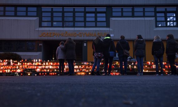 Trauer am Joseph-König-Gymnasium in Haltern: In dem abgestürzten Flugzeug waren 16 Schüler und zwei Lehrerinnen