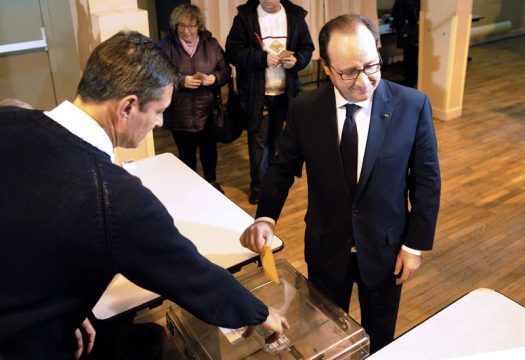 François Hollande gibt seine Stimme in Tulle ab