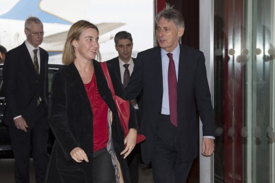Atomverhandlungen : die EU-Außenbeauftragte Federica Mogherini mit dem britischen Außenminister Philip Hammond (21. März)
