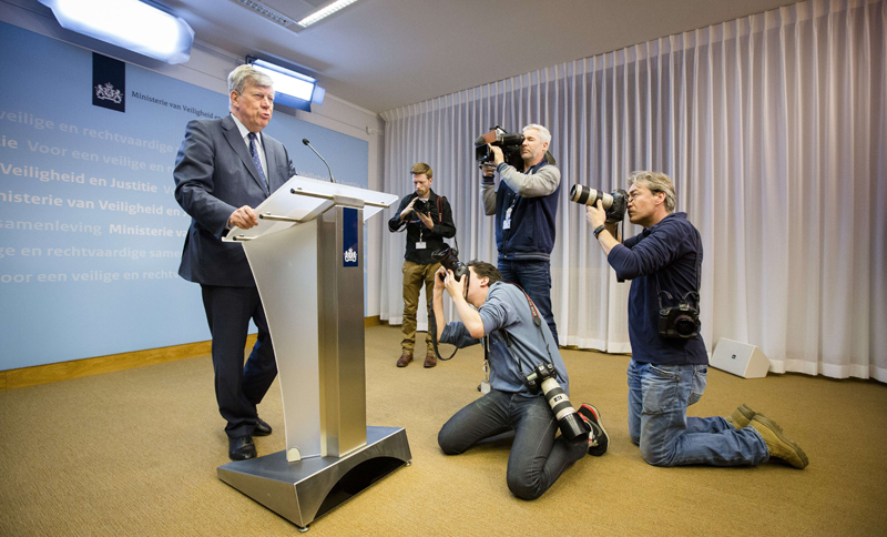 Der niederländische Justizminister Ivo Opstelten gibt seinen Rücktritt bekannt