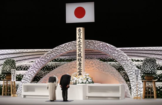 Japans Kaiser Akihito (r.) und Kaiserin Michiko verbeugen sich vor dem Altar für die Tsunami-Opfer in Tokio