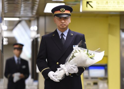 Giftgasanschlag 1995 in Tokio: Stationsvorsteher Mitsuaki Ota bringt Blumen an den Unglücksort