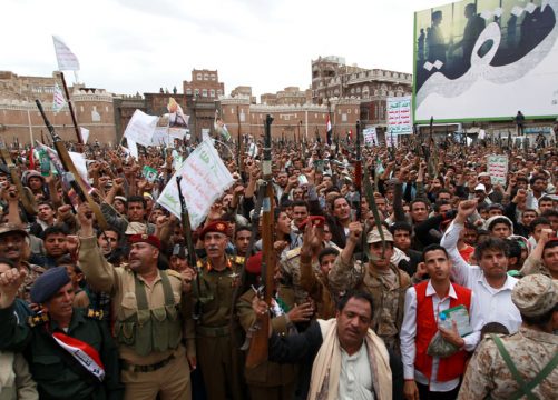 Bewaffnete jeminitische Huthi protestieren in Sanaa gegen die Intervention Saudi-Arabiens
