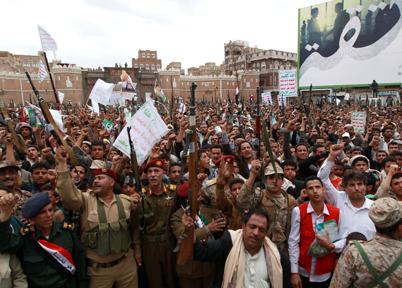 Bewaffnete jeminitische Huthi protestieren in Sanaa gegen die Intervention Saudi-Arabiens