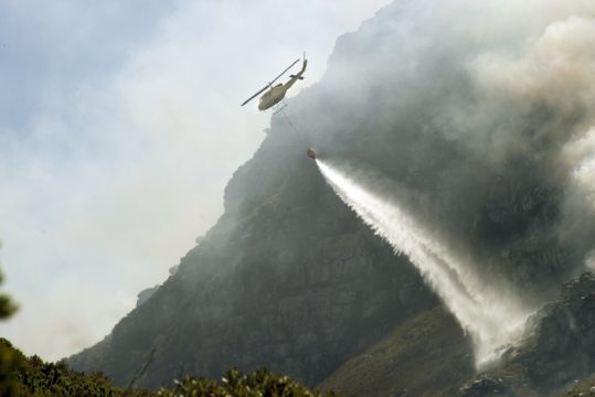 Wasserwerfer über Kapstadt