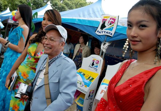 Zur Rechten und zur Linken des Japaners sind thailändische Ladyboys zu sehen